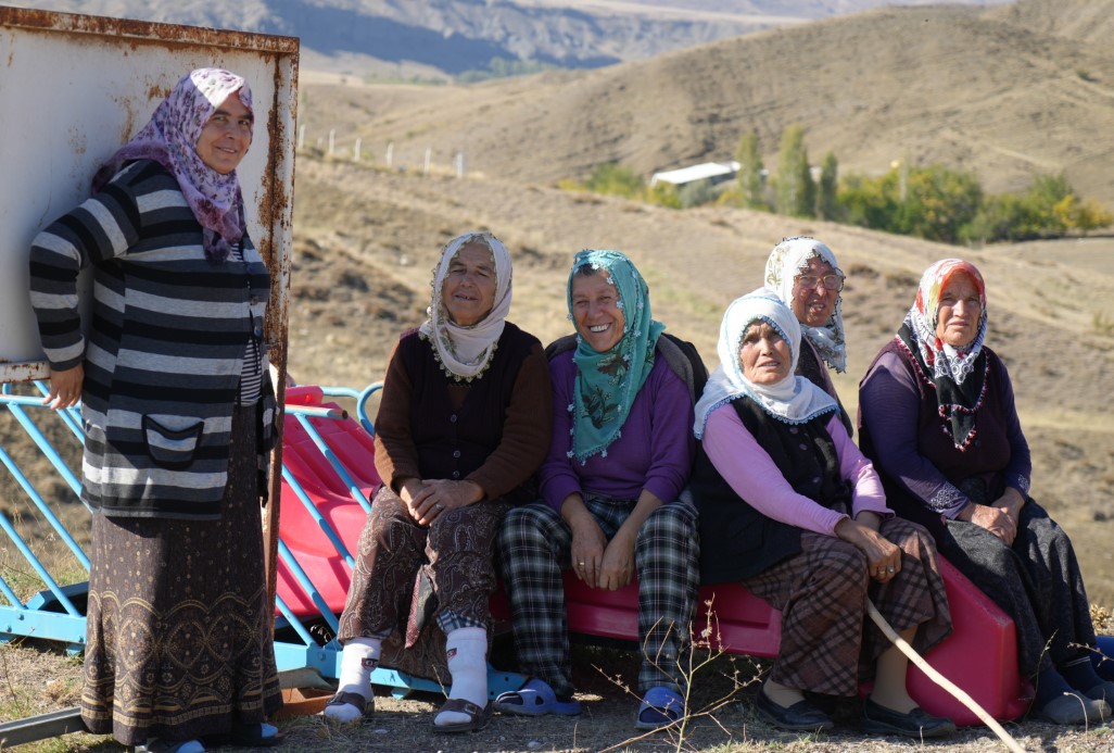 Asfaltlanan yol köylünün yüzünü güldürdü: "Allah devletimize zeval vermesin"