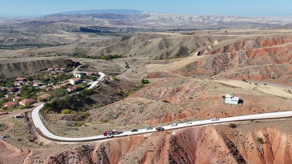 Asfaltlanan yol köylünün yüzünü güldürdü: 