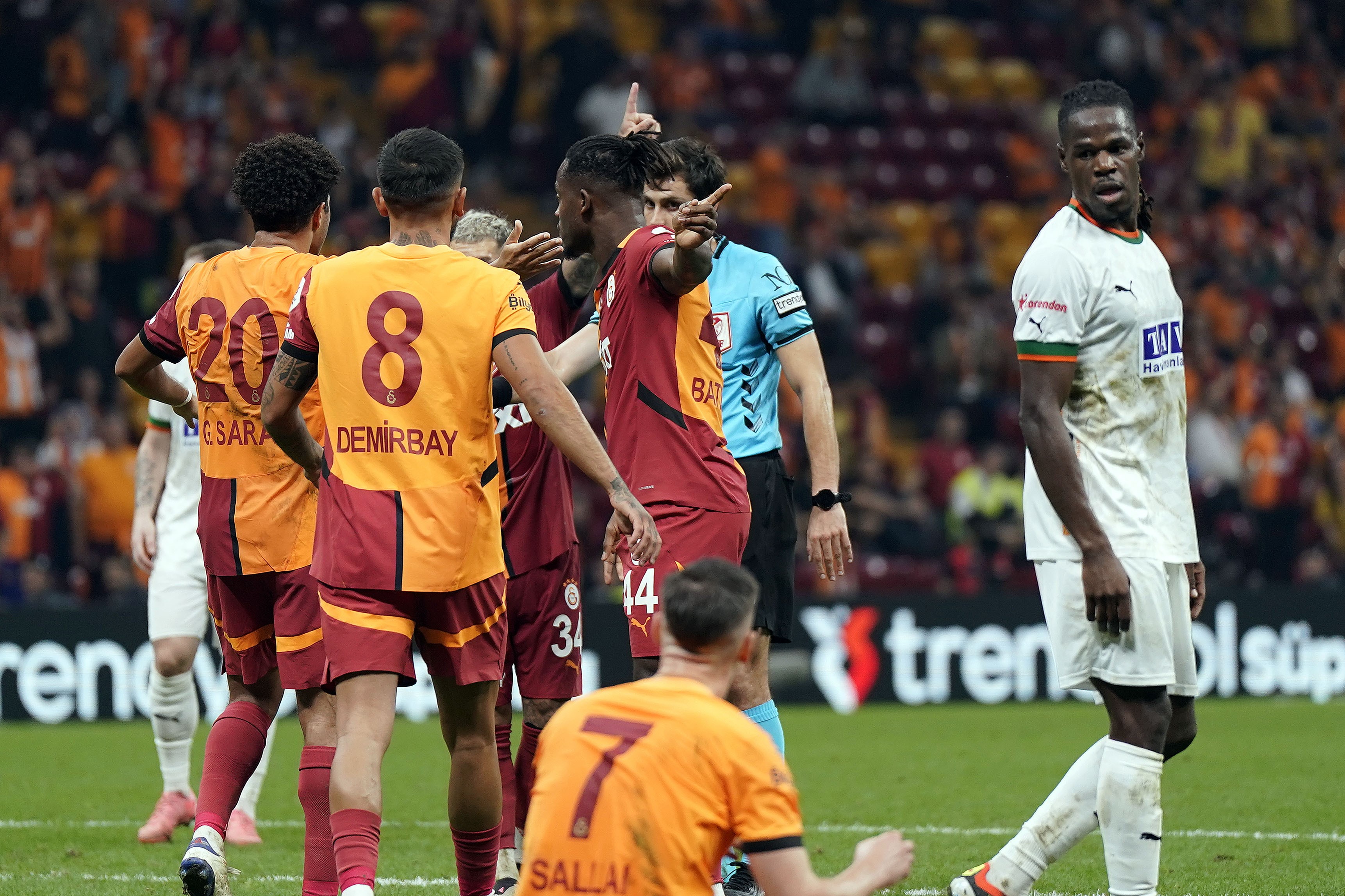 Liderliğini sürdürdü! Galatasaray, Yunus Akgün'le güldü