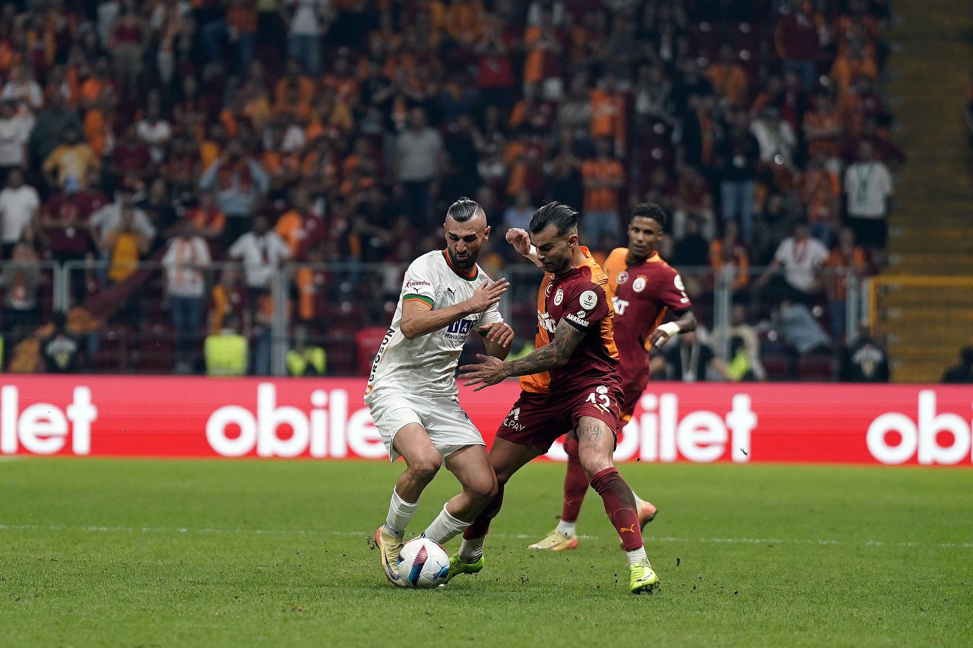 Liderliğini sürdürdü! Galatasaray, Yunus Akgün'le güldü