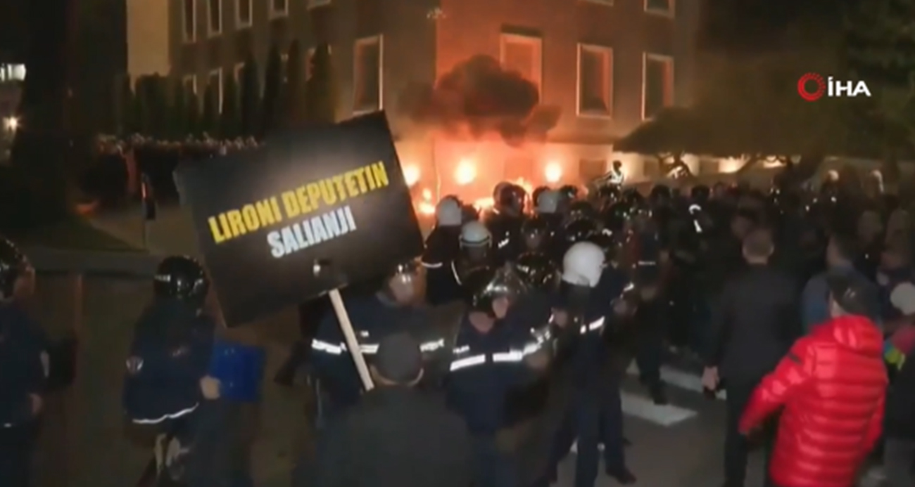 Arnavutluk'taki hükümet karşıtı protestolar şiddete dönüştü: 10 yaralı
