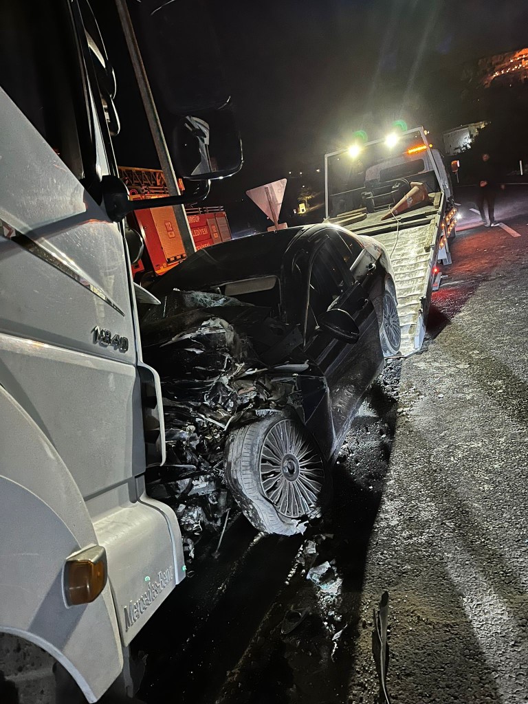 Tır ile otomobil kafa kafaya çarpıştı: 1 ölü