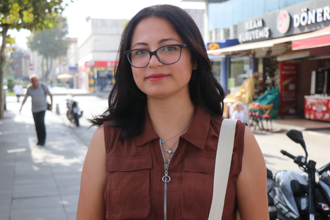 Genç kızın telefonunu çantadan çaldı, hiçbir şey olmamış gibi yoluna devam etti