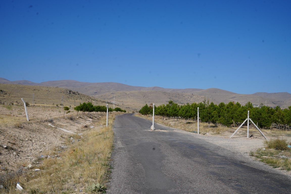 “Arsa benim” dedi, 50 yıllık köy yolunu kapattı