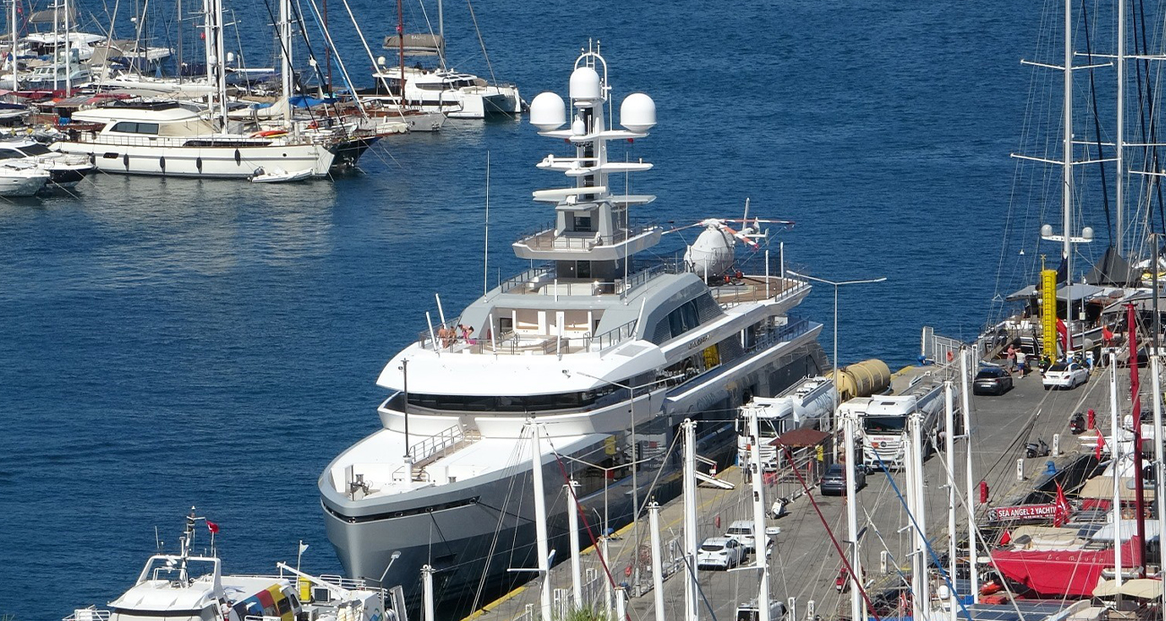 Fethiye’de &quot;Cloudbreak&quot; İsimli Mega Yat 65 Ton Yakıt Aldı