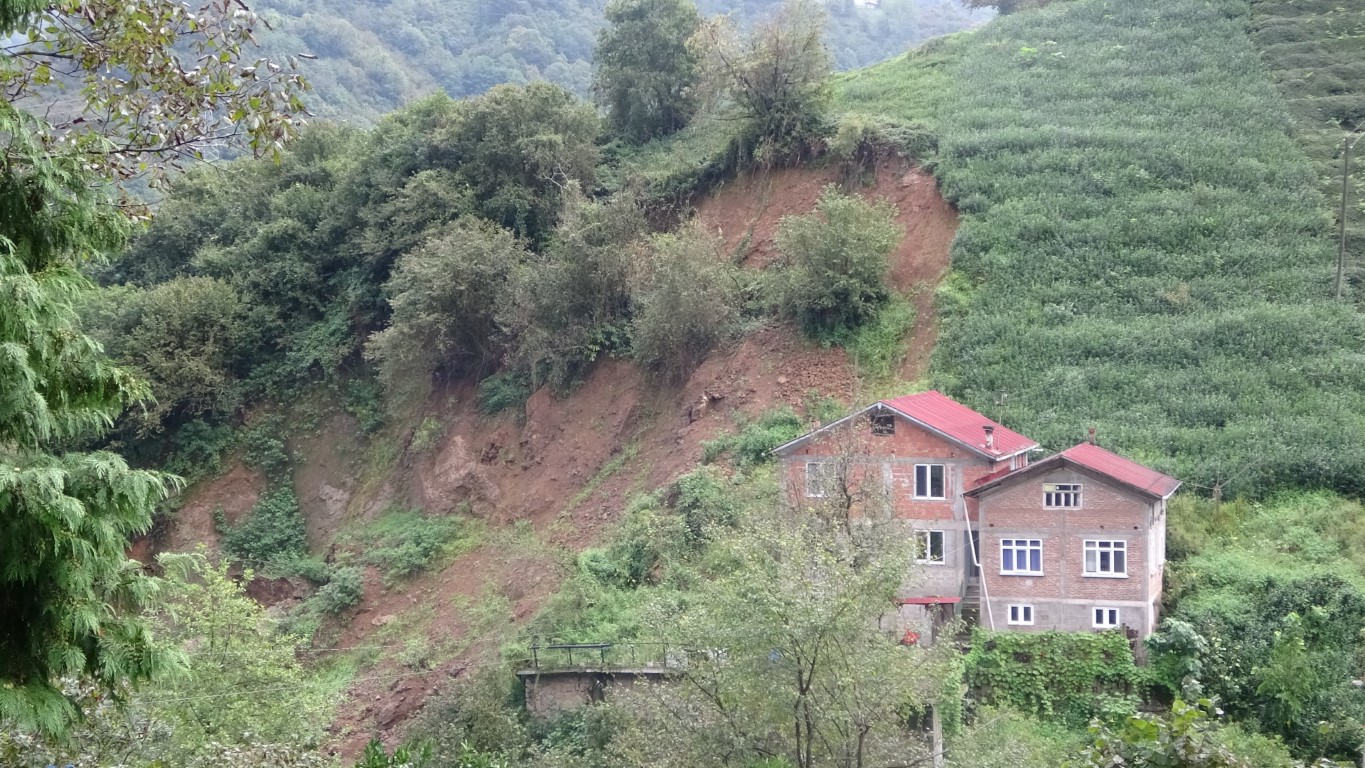 Heyelanda dev kayalar yolu kapattı, komşu inadı istinat duvarına izin vermedi