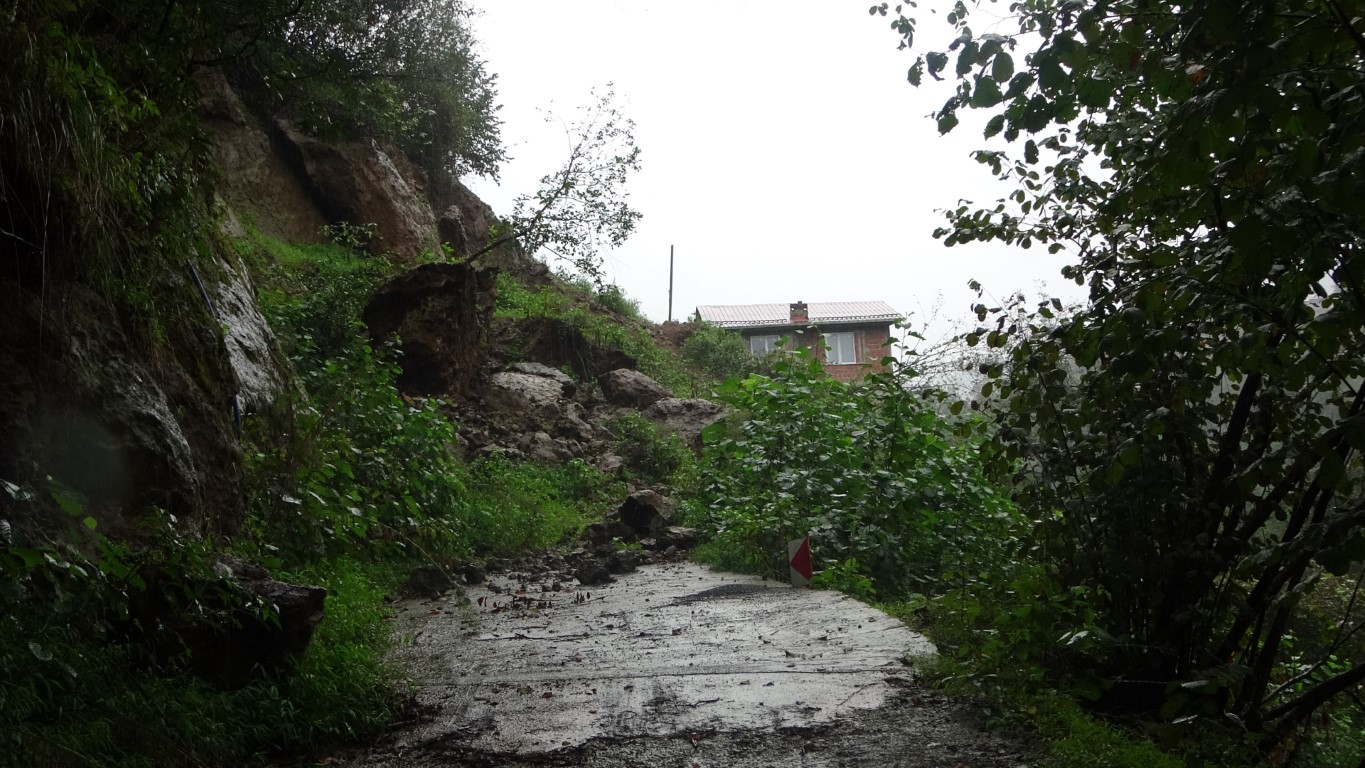 Heyelanda dev kayalar yolu kapattı, komşu inadı istinat duvarına izin vermedi