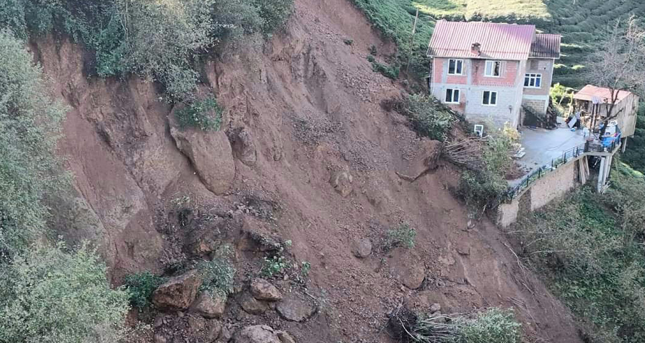 Heyelanda dev kayalar yolu kapattı, komşu inadı istinat duvarına izin vermedi