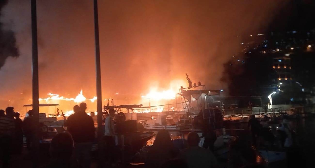 Restoran alev alev yandı, geriye iskeleti kaldı