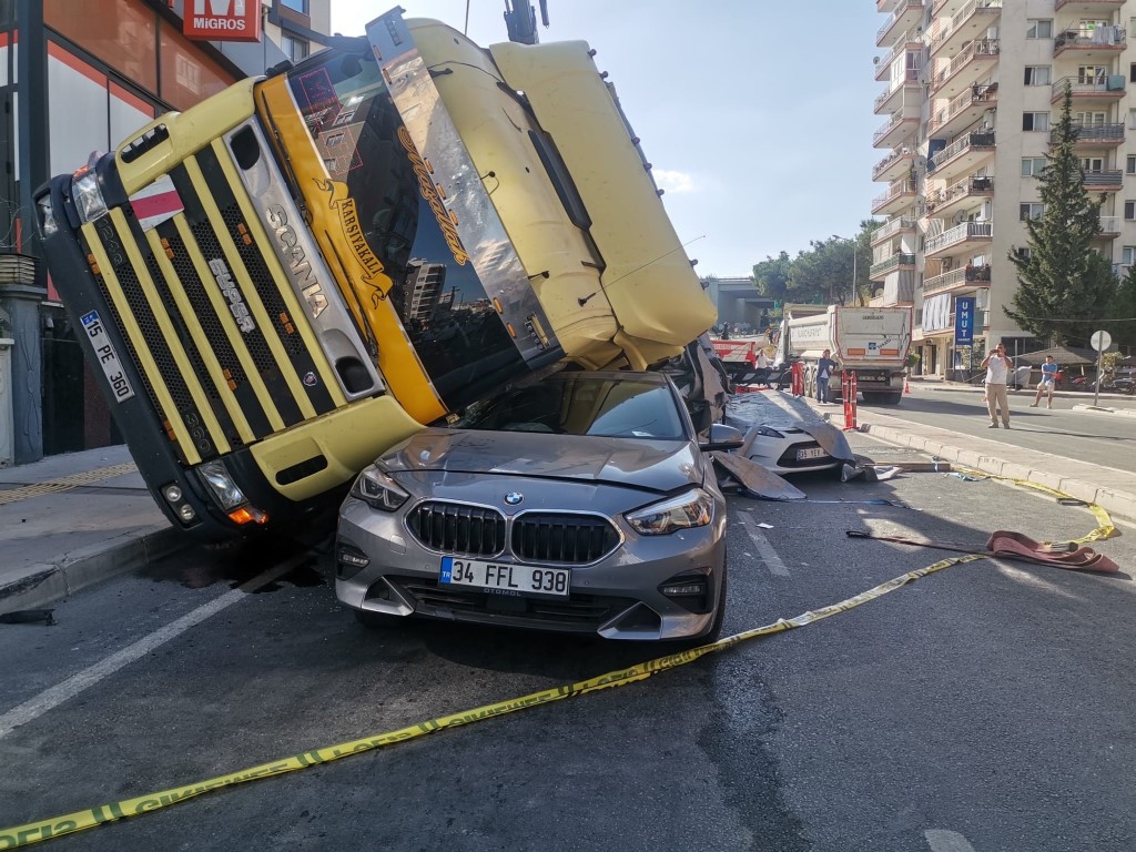 İzmir’de polisten kaçan tır sürücüsü, 2 aracı ezdi; o anlar kamerada