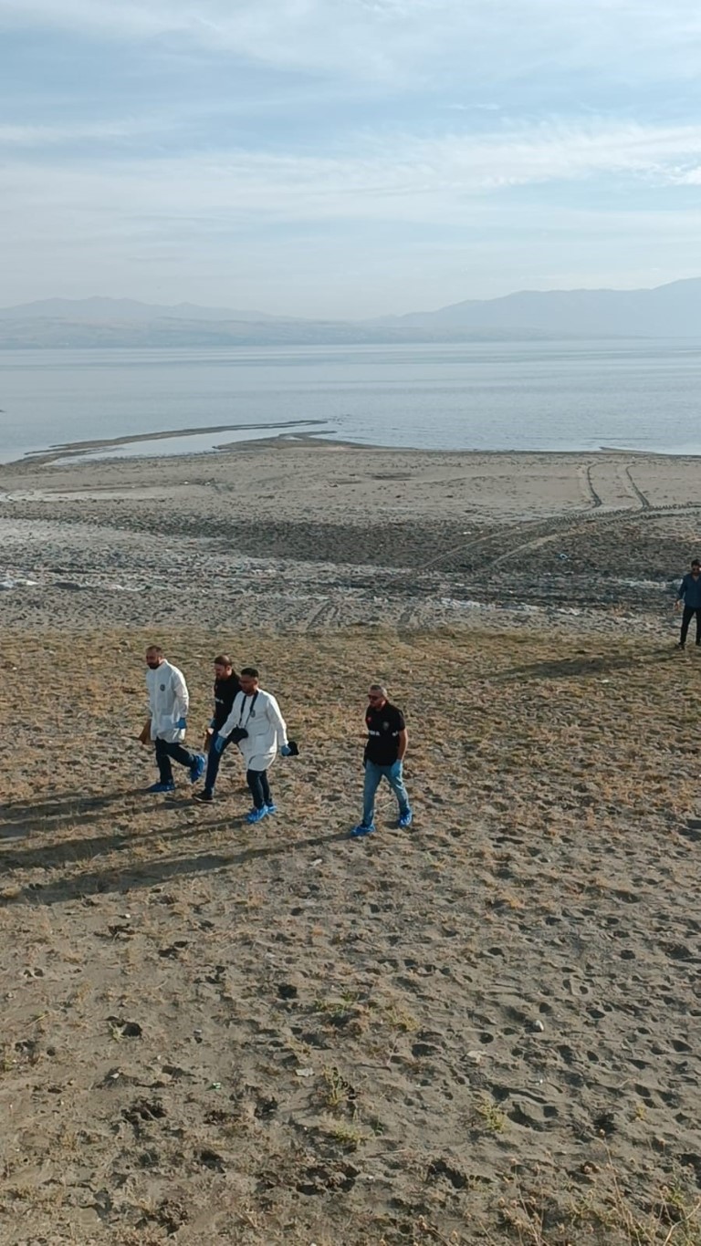 Van Gölü sahilinde Rojin’e ait olduğu iddia edilen kıyafet parçaları bulundu