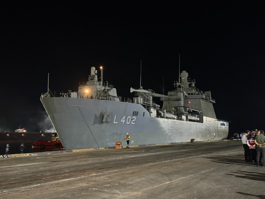 Lübnan’dan tahliye operasyonu: Deniz Kuvvetlerine ait ilk gemi Mersin’e ulaştı