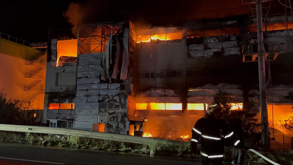 Tekirdağ'da kozmetik fabrikasında korkutan yangın