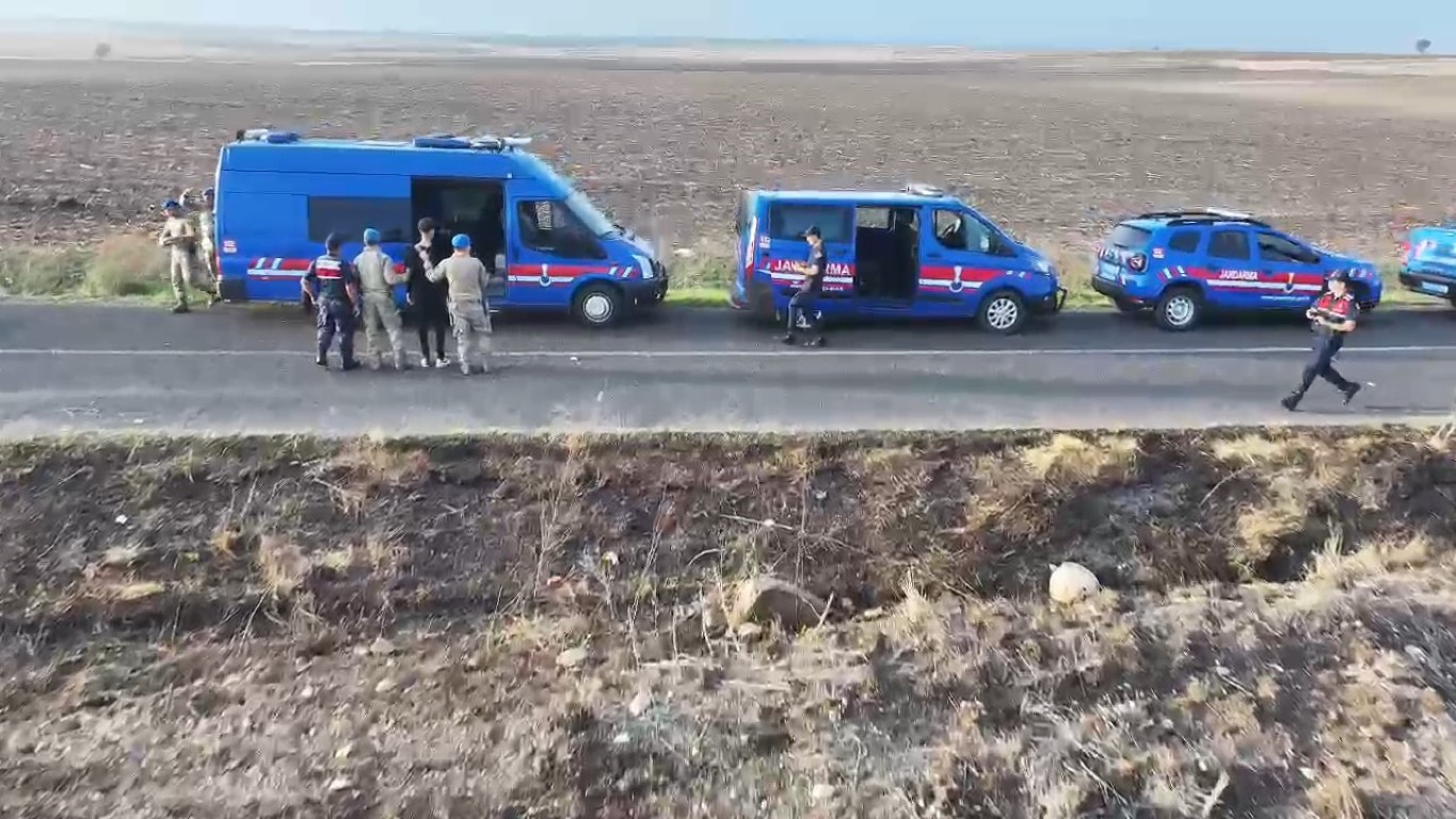 Kaçak göçmenlerin tarlada yakalanma anı dron kamerasında