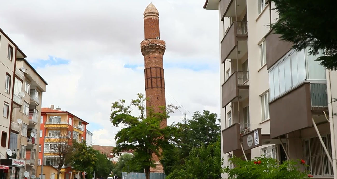 Cami ve köprülerin yıkıldığı selde bile yıkılmayan 800 yıllık Eğri Minare