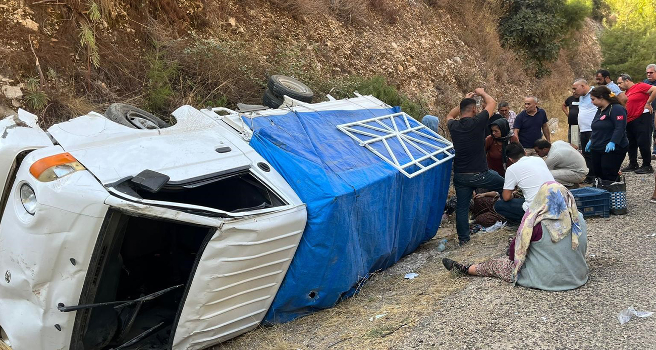 Antalya’da yoldan çıkan kamyonet devrildi: 1’i ağır 8 yaralı