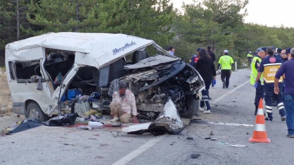 Karaman’da tarım işçilerini taşıyan minibüs devrildi: 2 ölü, 13 yaralı