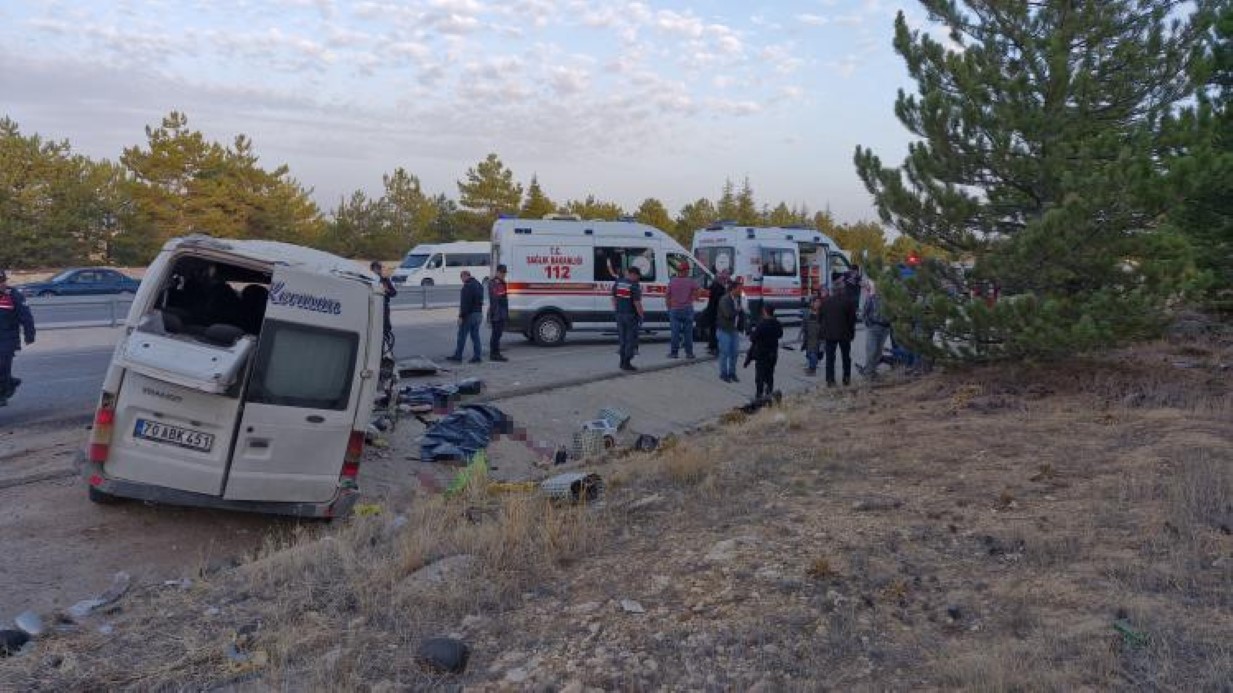 Karaman’da tarım işçilerini taşıyan minibüs devrildi: 2 ölü, 13 yaralı