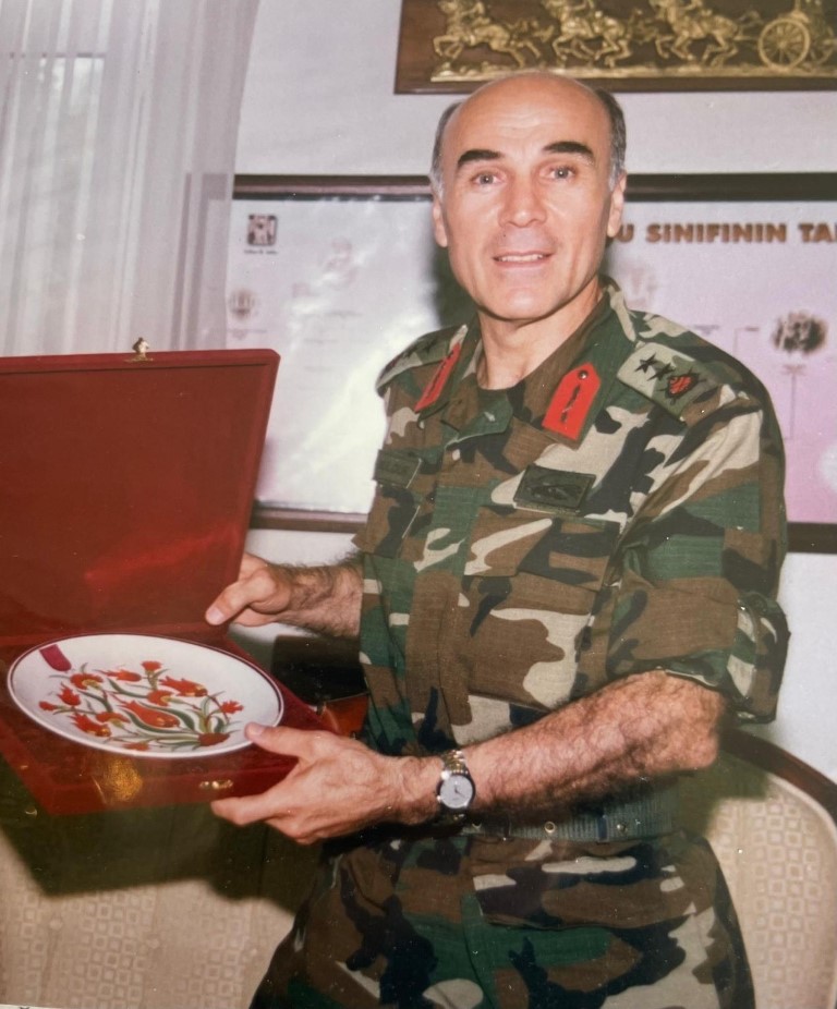 77 yaşındaki emekli tümgeneral teniste tarih yazıyor