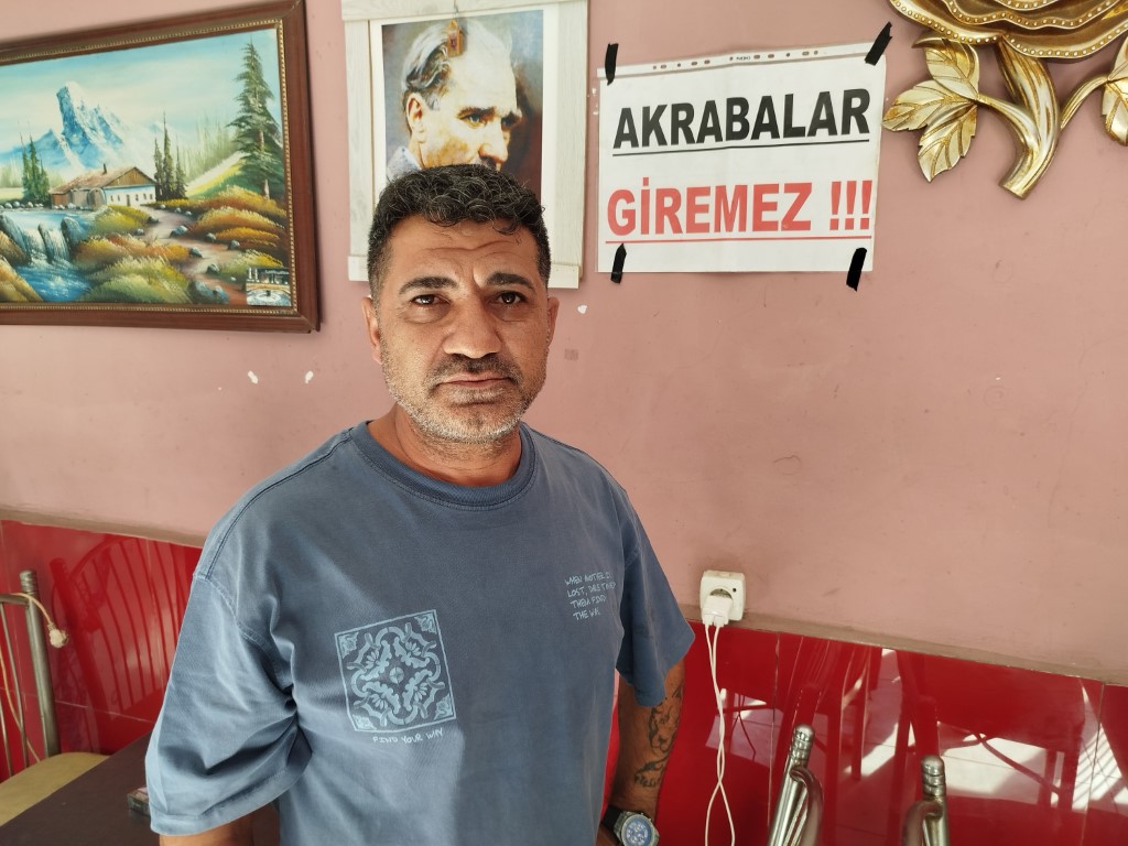 Bedavacı akrabalara isyan etti, dükkanına ’Akrabalar giremez’ pankartı astı