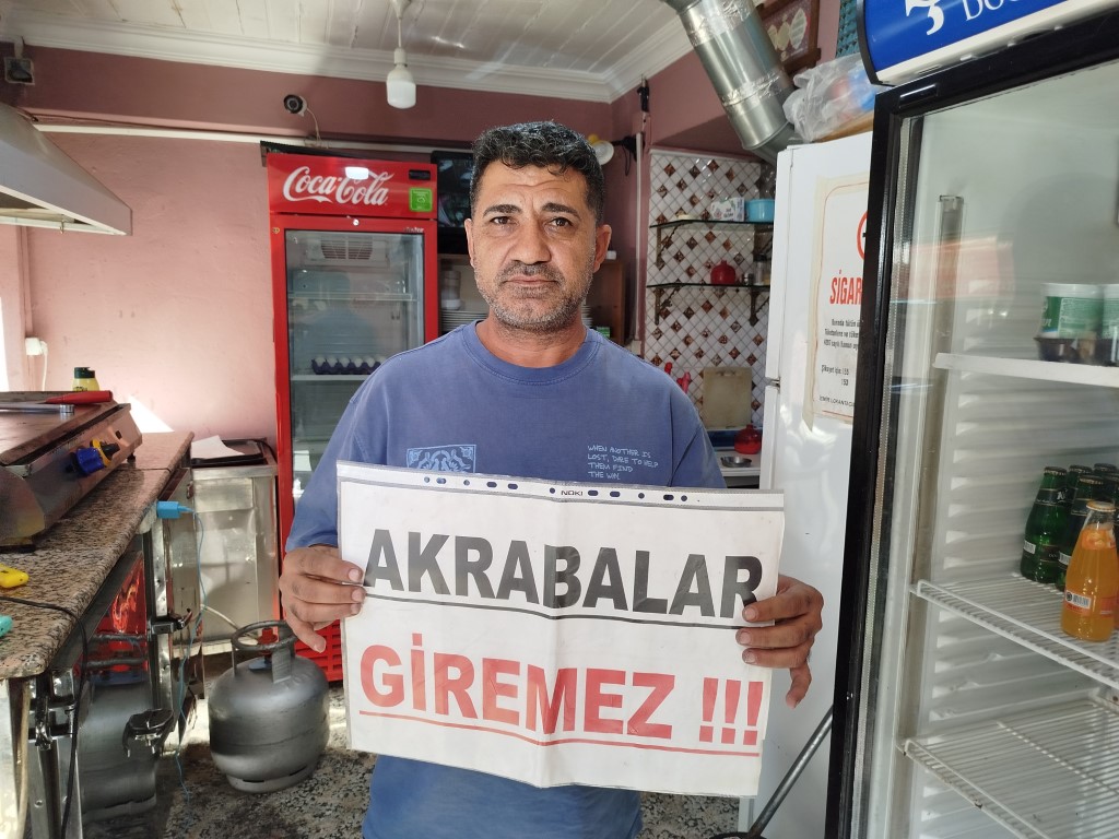 Bedavacı akrabalara isyan etti, dükkanına ’Akrabalar giremez’ pankartı astı