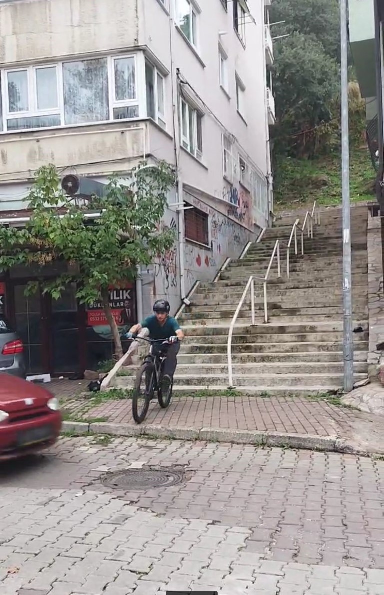 Merdivenlerden aşağı bisikletle inerken otomobil böyle çarptı