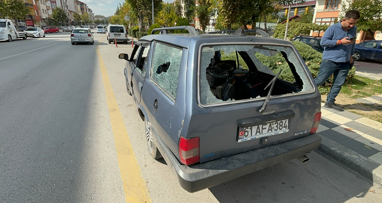 Sinir krizi geçiren vatandaş otomobilini hurdaya çevirdi