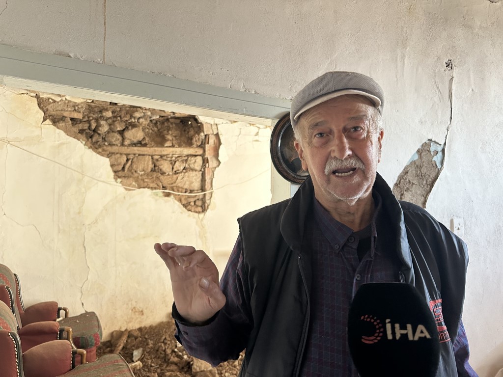 Depremde Kale ilçesinde kerpiç evler hasar gördü