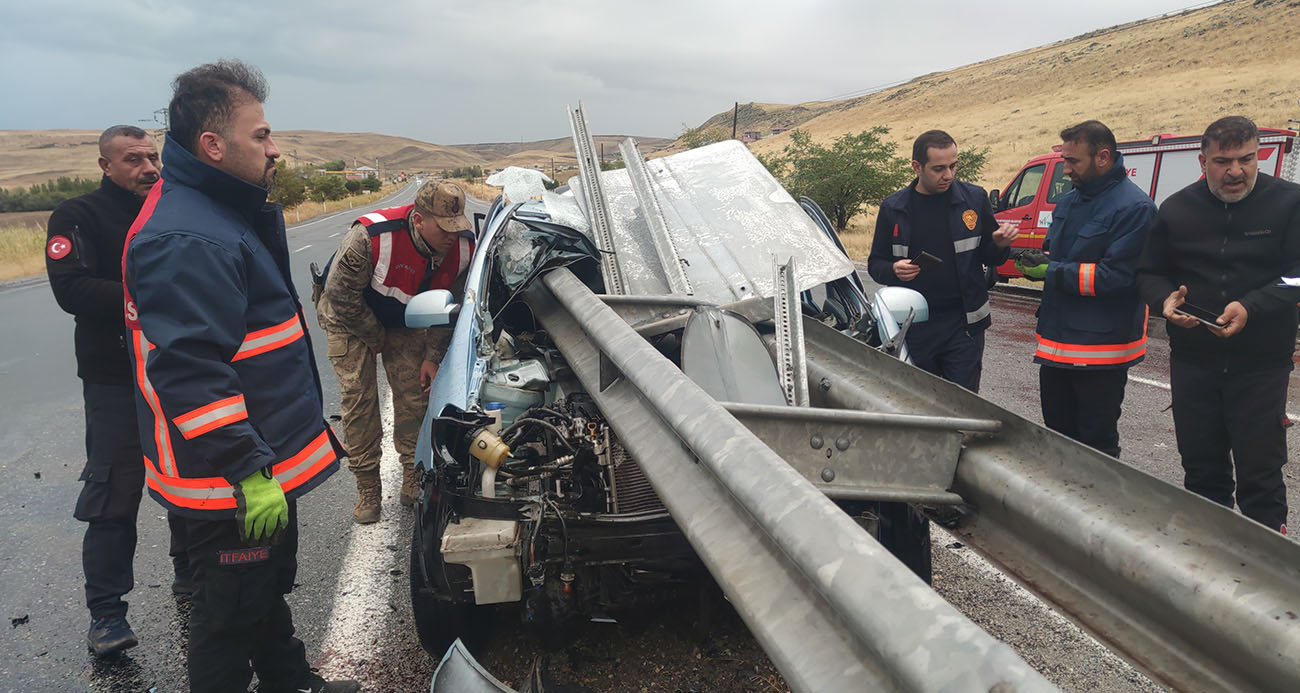 Sürücü, bariyere saplanan otomobilden sağ çıktı