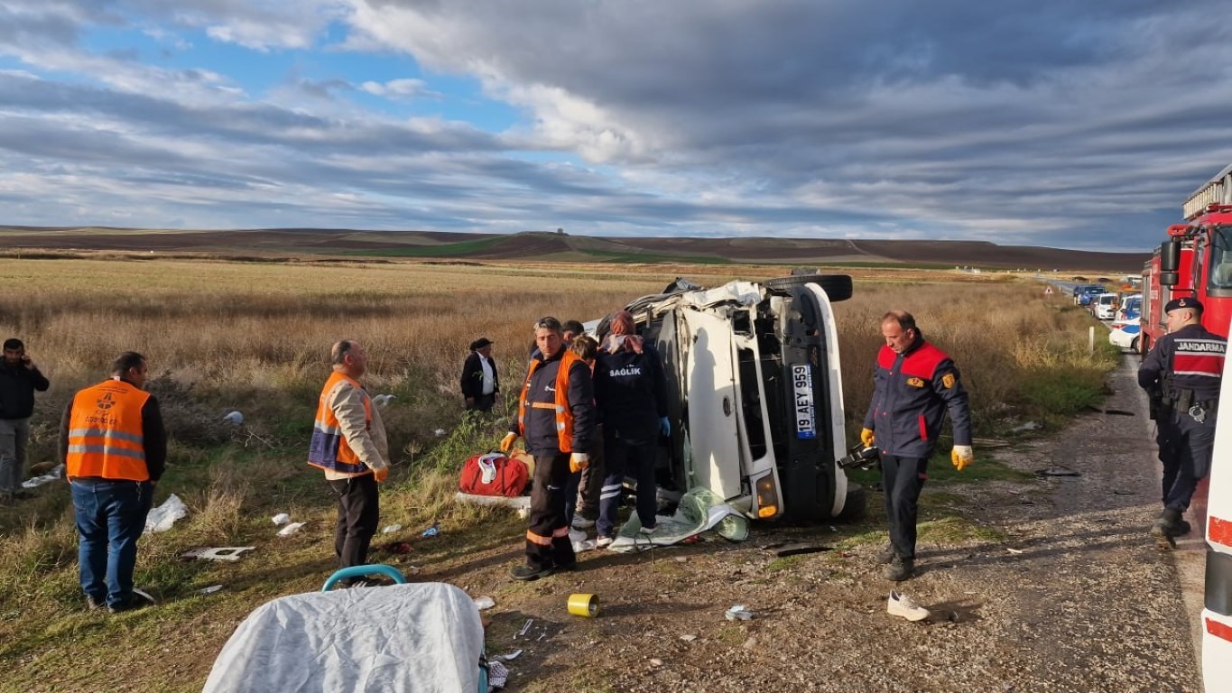 Tarım işçilerini taşıyan minibüs ile tanker çarpıştı: 1 ölü, 17 yaralı