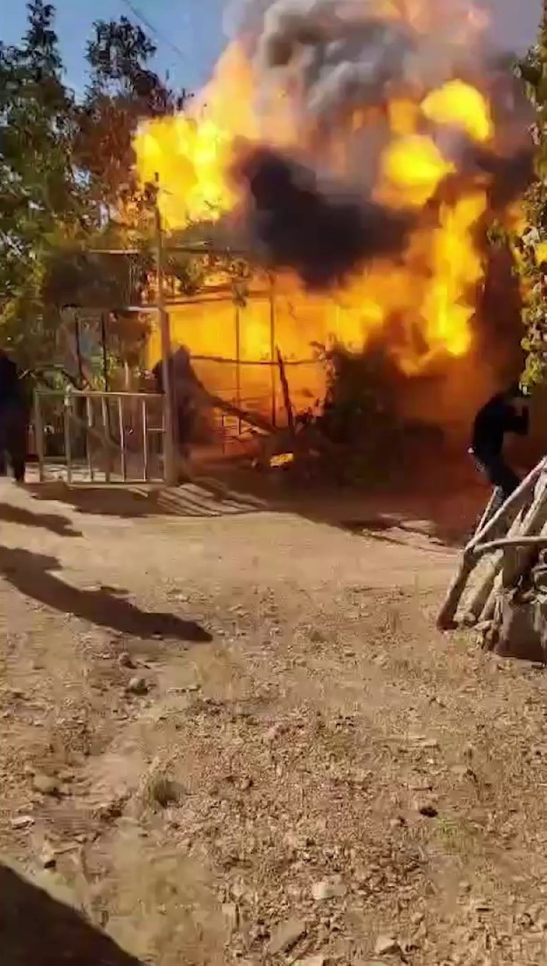 Yanan evin bomba gibi patladığı an kamerada