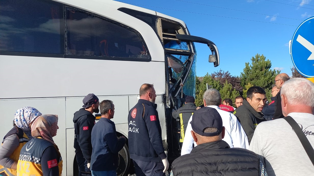 Afyonkarahisar’da yolcu otobüsü kamyona çarptı: 1 ölü, 19 yaralı