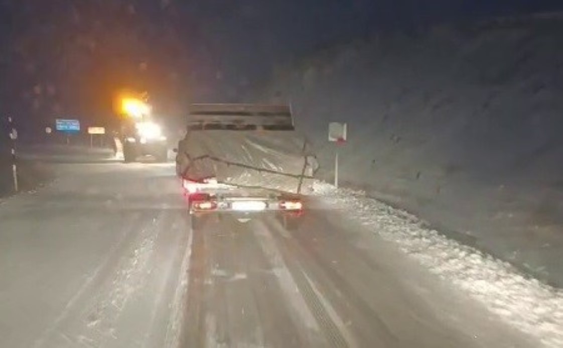 Erzurum’da etkili olan kar yağışı Erzurum-Tekman karayolun Palandöken geçidinde ulaşımı aksattı.