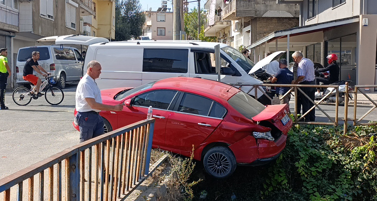 Kaza yapan İrlandalı sürücünün otomobili sulama kanalında asılı kaldı