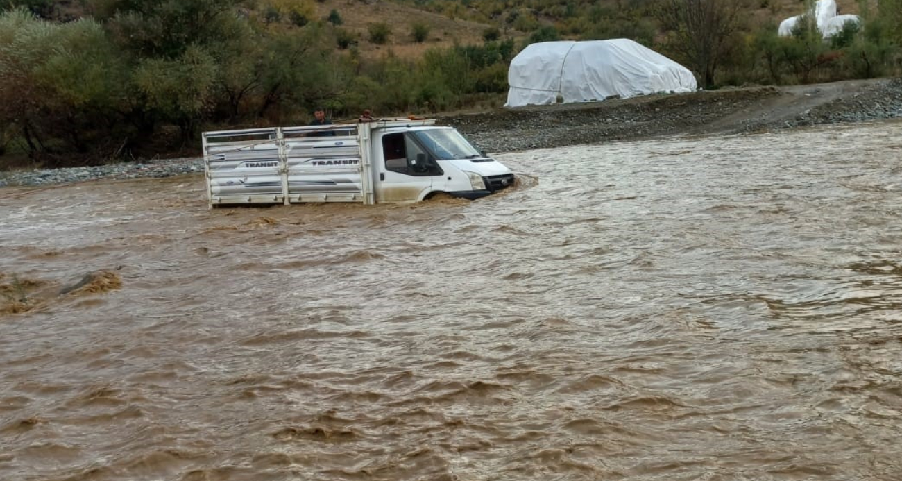 Kulp’ta aşırı yağış sonucu mahsur kalan şoför kurtarıldı