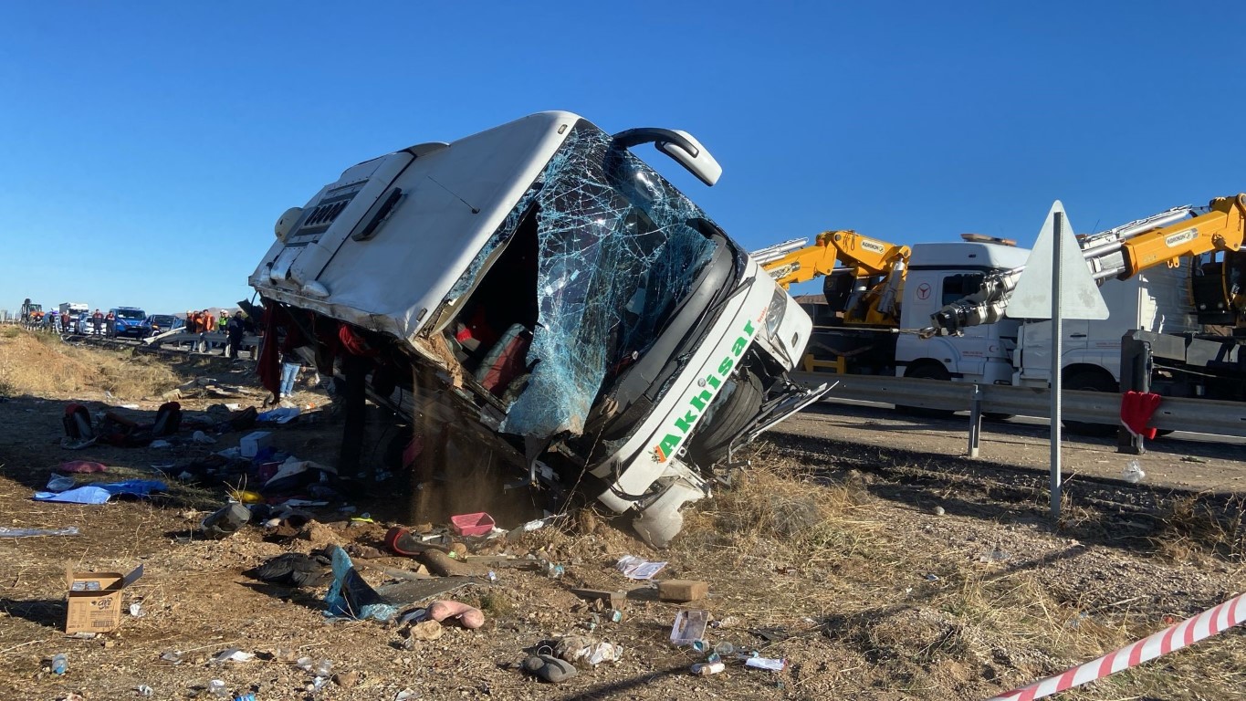 <p>Kaza, sabah 07.00 sıralarında Aksaray-Ankara kara yolu Acıpınar mevkiinde meydana geldi. Edinilen bilgiye g&ouml;re, Balıkesir Bandırma'dan yola &ccedil;ıkan Nurhan Hazer (60) idaresindeki 45 HB 0560 plakalı Akhisar Seyahat firmasına ait Mercedes marka yolcu otob&uuml;s&uuml;, s&uuml;r&uuml;c&uuml;s&uuml;n&uuml;n direksiyon hakimiyetini kaybetmesi sonucu şarampole devrildi.&nbsp;</p>