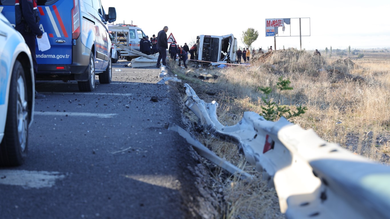 <p>İhbar &uuml;zerine olay yerine &ccedil;ok sayıda ambulans, itfaiye ve jandarma ekibi sevk edildi. İlk belirlemelere g&ouml;re kazada 6 kişi hayatını kaybetti, 29 kişi yaralandı.&nbsp;</p>