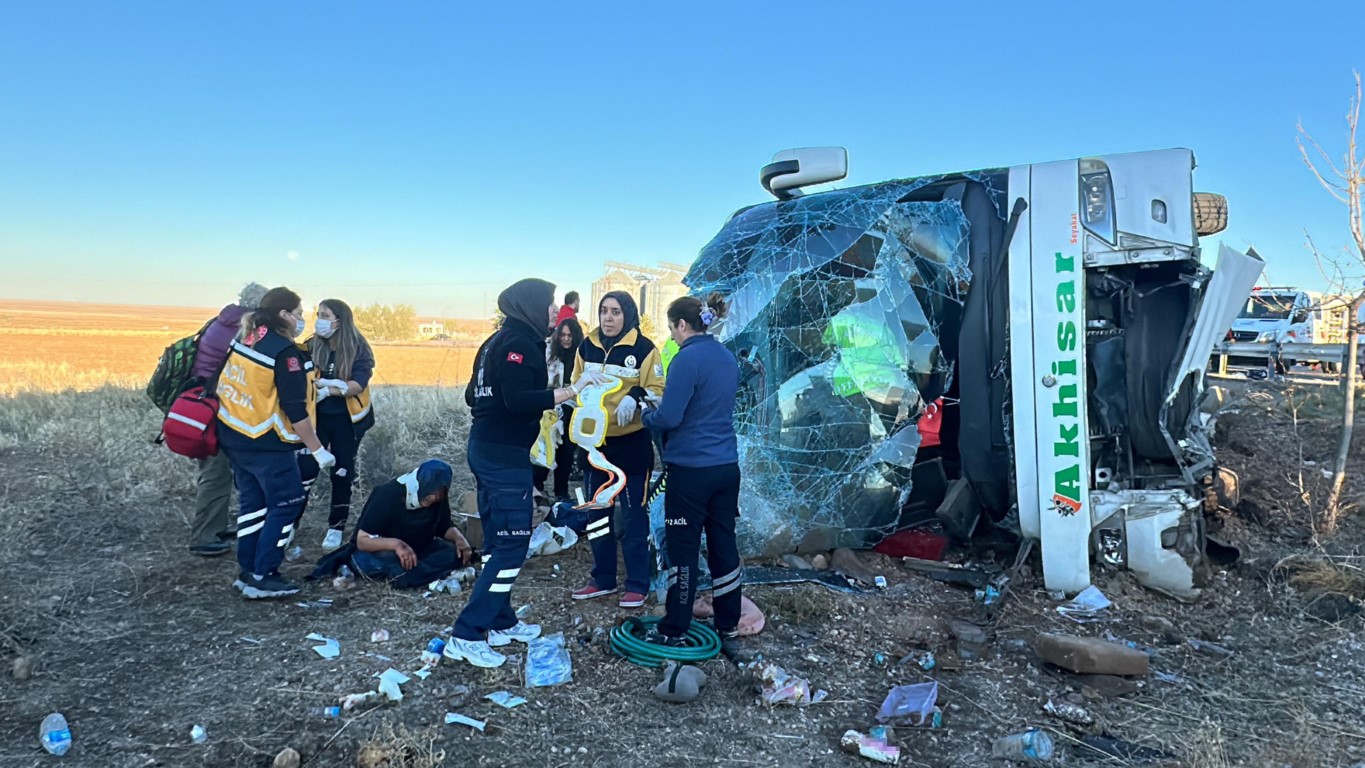 <p>Kazanın ardından Ankara-Aksaray yolu belirli bir s&uuml;re trafiğe kapatılırken yolun tekrar trafiğe a&ccedil;ılması i&ccedil;in ekiplerin &ccedil;alışmaları s&uuml;rd&uuml;r&uuml;yor.</p>