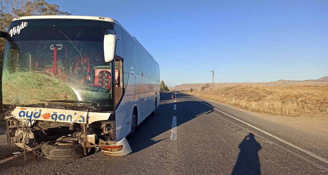 Niğde’de yolcu otobüsü ile otomobil çarpıştı: 1 ölü, 3 yaralı