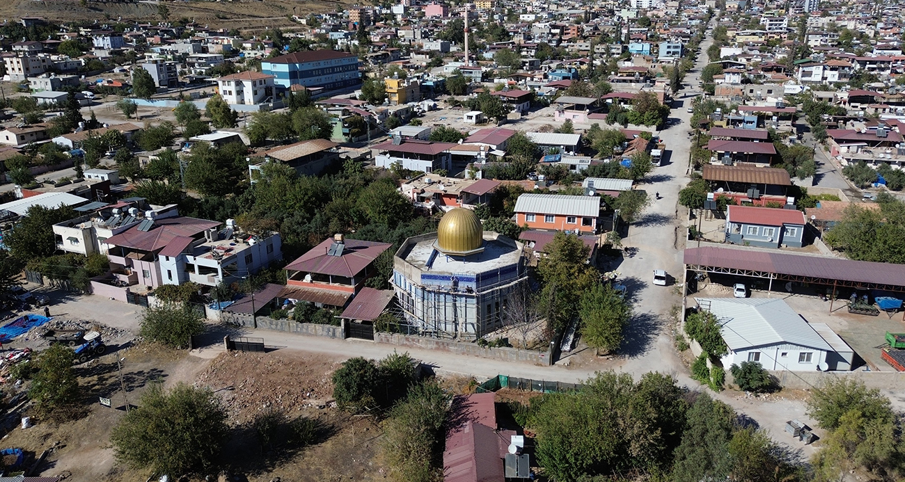 Hatay'da altın sarısı kubbesi ve çinileriyle Kubbetü's-Sahra'yı andıran cami, mest ediyor