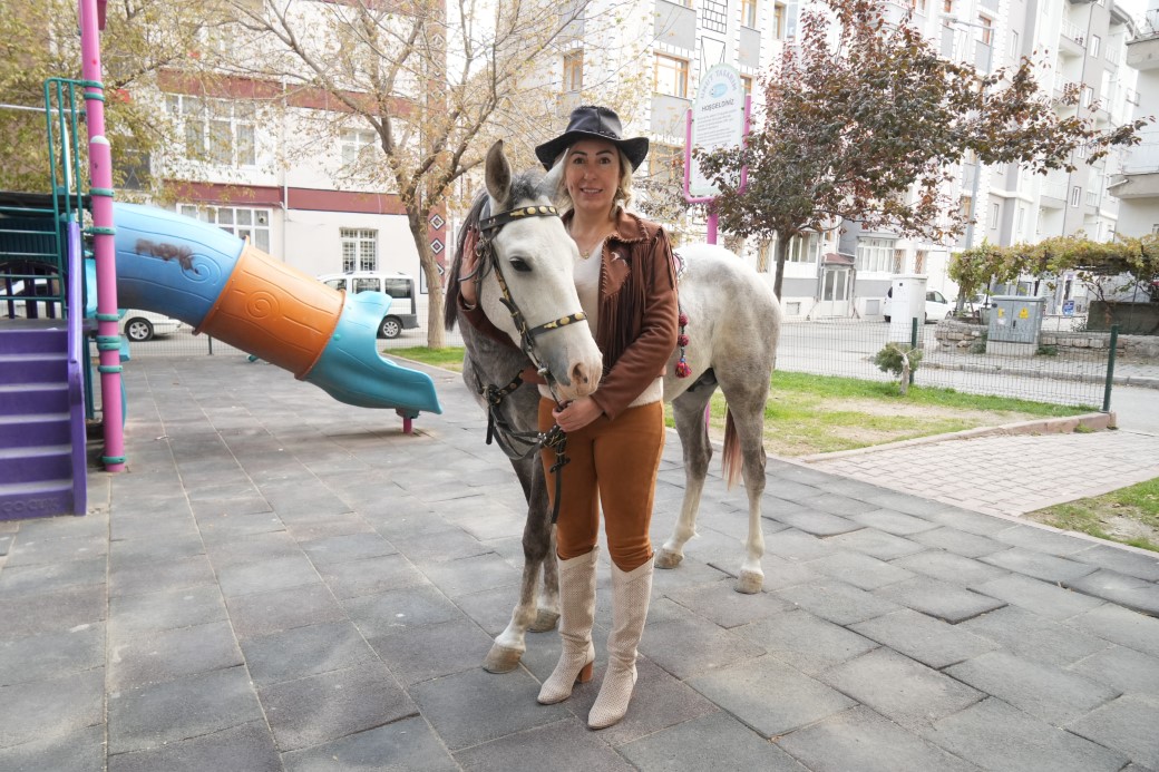 Niğde’nin kadın kovboy muhtarı, atıyla mahalle sakinlerini ziyaret ediyor