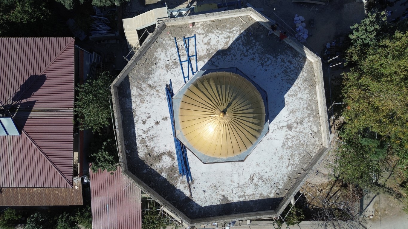 Hatay'da altın sarısı kubbesi ve çinileriyle Kubbetü's-Sahra'yı andıran cami, mest ediyor