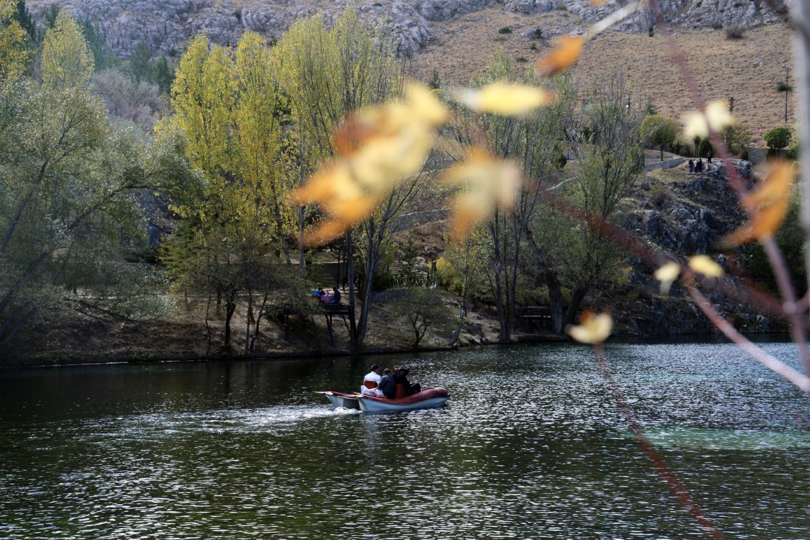 <p>&nbsp;Sonbaharın gelmesiyle de birlikte renklenen g&ouml;l g&ouml;renleri kendine hayran bırakıyor. Berrak ve turkuaz rengin hakim olduğu g&ouml;l ağa&ccedil;ların yapraklarının da sararmasıyla bu g&uuml;nlerde kartpostallık g&ouml;r&uuml;nt&uuml;ler sunuyor.</p>