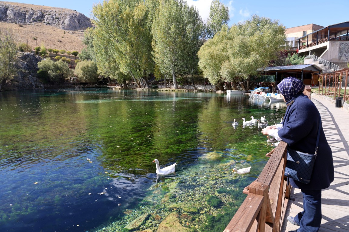 <p>&nbsp;Doğanın sessizliğiyle baş başa kalmak isteyenler g&ouml;l etrafında y&uuml;r&uuml;y&uuml;ş yaparak fotoğraf &ccedil;ekilmeyi de ihmal etmiyor.</p>