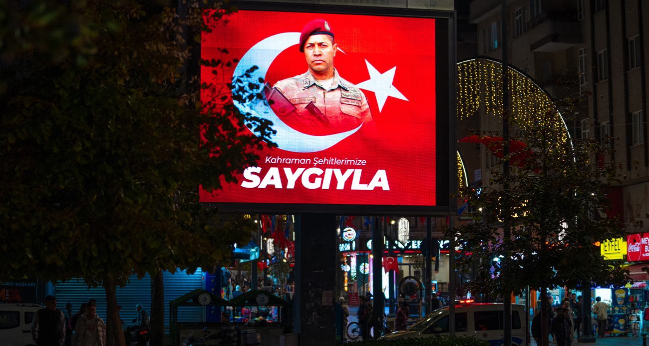 Bağcılar Belediyesi, Fetullahçı Terör Örgütü (FETÖ) elebaşı Fetullah Gülen’in ölümünün ardından reklam panolarına 15 Temmuz kahramanı şehit Ömer Halisdemir’in fotoğrafını yansıtıp “Kahraman şehitlerimize saygıyla” ifadeleri ile 15 Temmuz şehitlerini andı.