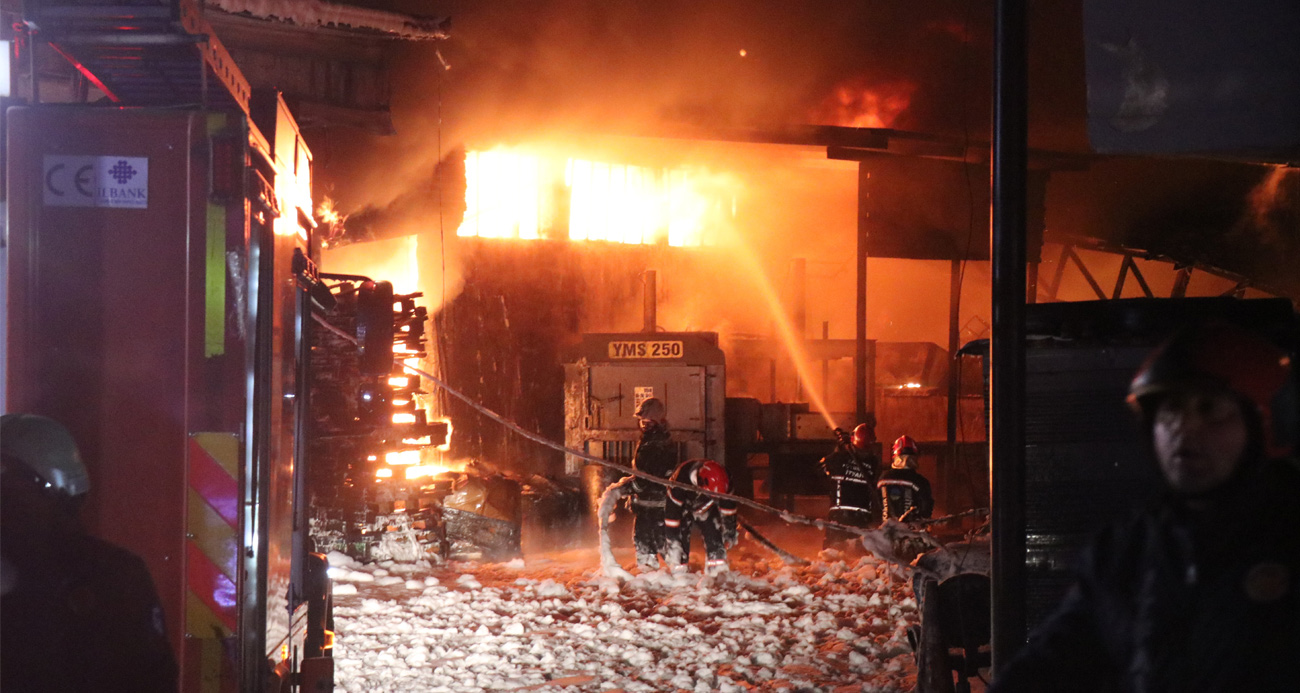 Kauçuk fabrikasında başlayan yangın beraberinde 4 iş yerini daha kül etti