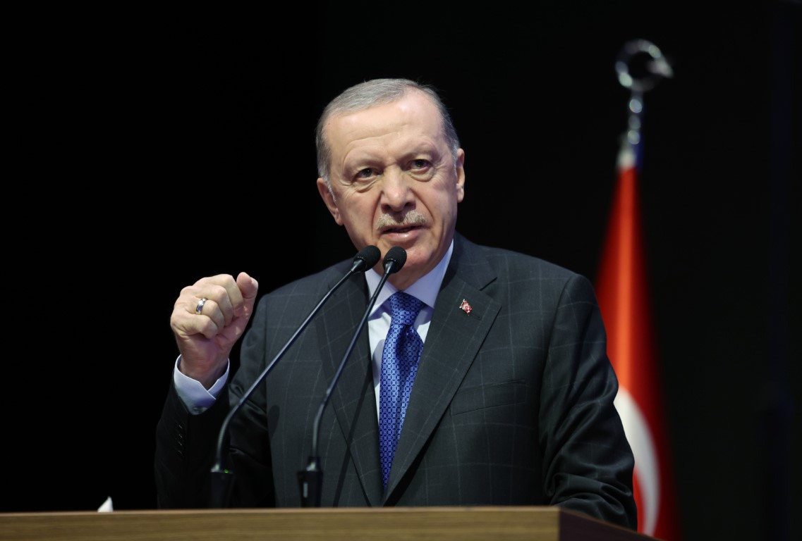 Cumhurbaşkanı Erdoğan: “Milletin çocuklarını hizmet diyerek himmet diyerek mankurtlaştıranların sonu tarihteki diğer insan kılıklı iblisler gibi onursuz bir ölüm olmuştur”