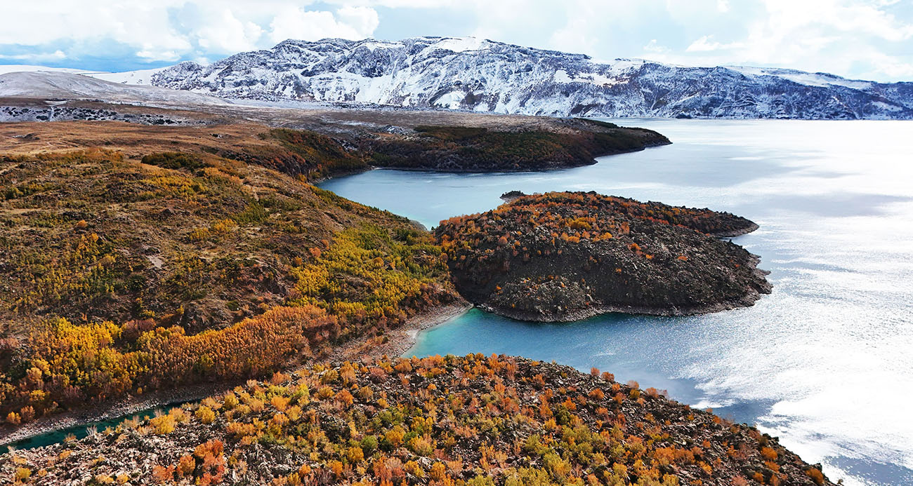 Nemrut Kalderası’nın bir yanı sonbahar bir yanı kış