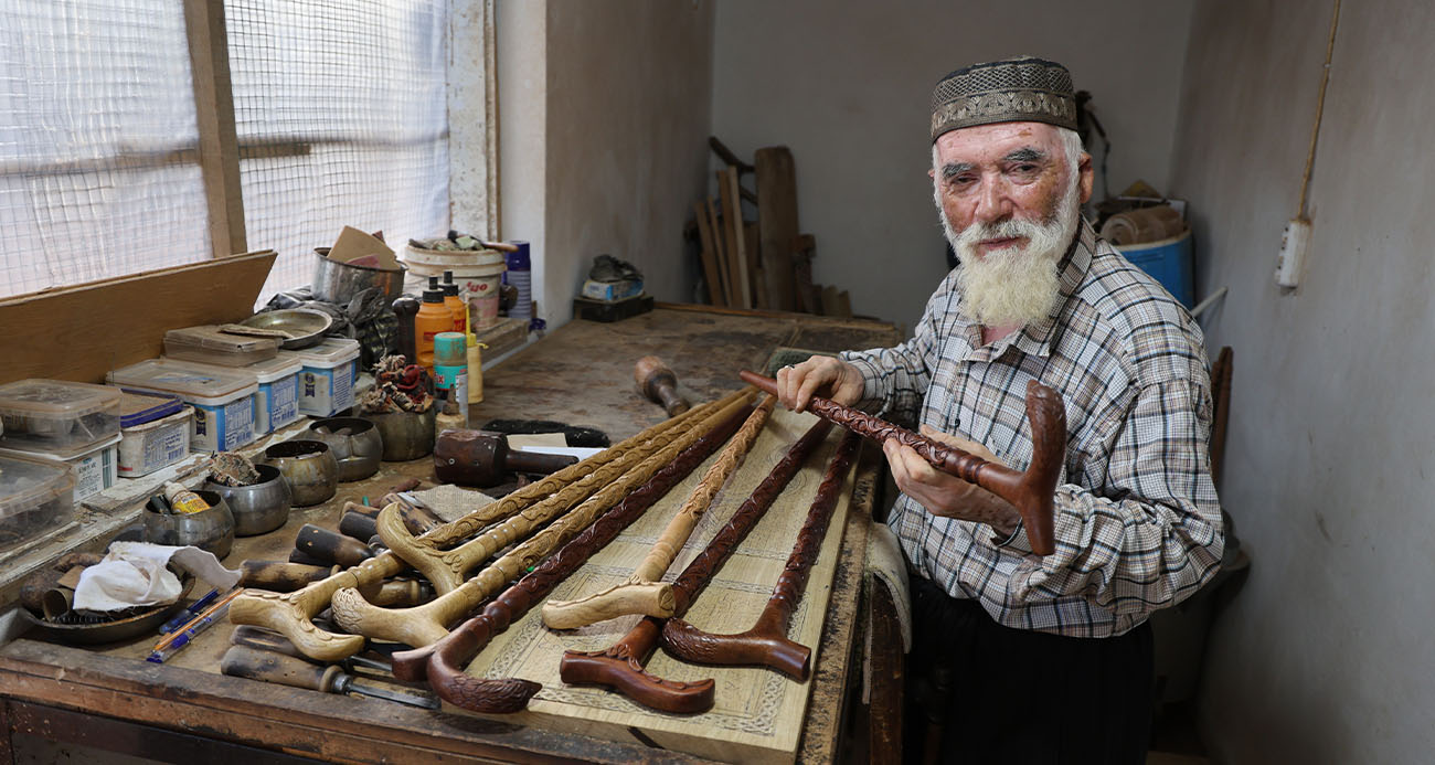 50 yıllık baston ustası kartal başlı bastonlar üretiyor