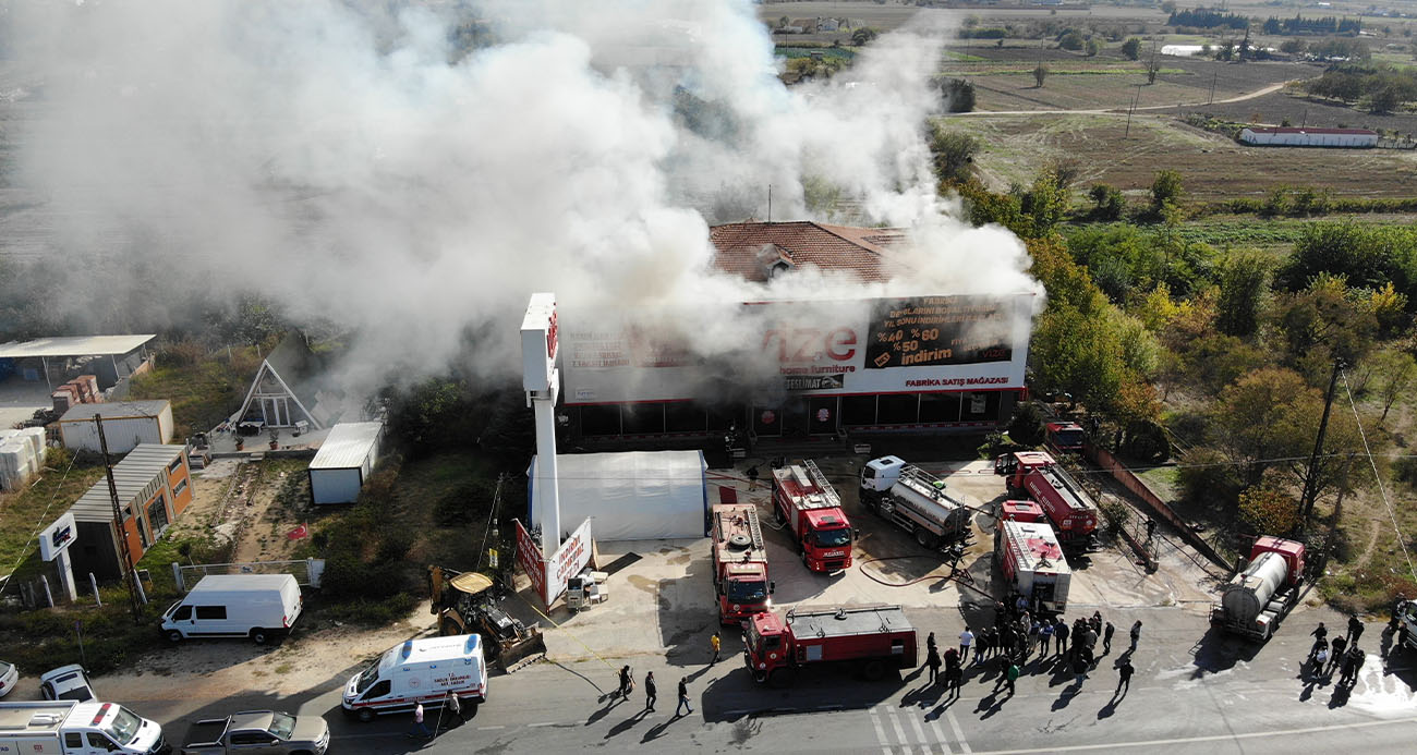 Kırklareli’nde mobilya mağazasında çıkan yangına müdahale sürüyor: Yangın havadan görüntülendi